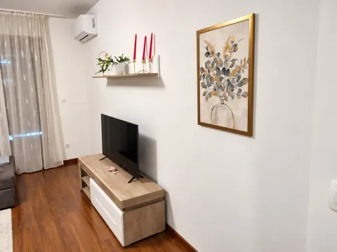 Dnevni boravak sa TV komodom i slikom na zidu. - image 2