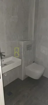 Moderne opremljeno kupatilo sa umivaonikom i ugradnom wc šoljom. - image 6