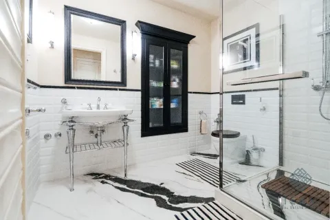 Moderne kupatilo sa umivaonikom, tuš kabinom i crnim detaljima. - image 11