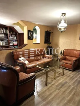 Living room with leather sofa set, coffee table and built-in bookshelf. - image 10