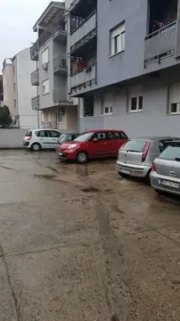 Spoljni parking prostor ispred stambene zgrade. - image 25