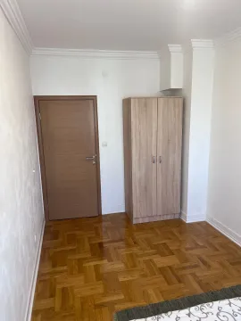 Manja soba sa drvenim parketom, drvenim vratima i garderoberom. - image 12