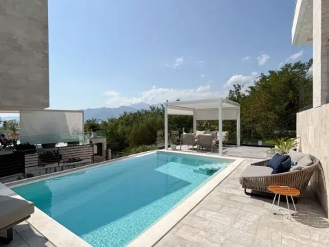 Izdavanje, kuća, 330m², Centar, Tivat - image 12