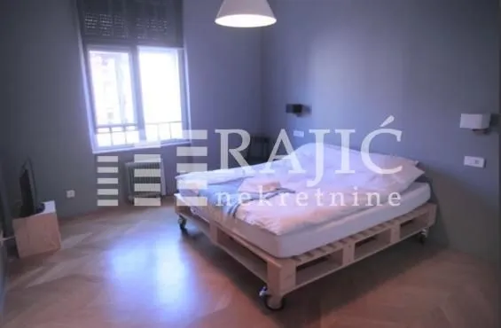 Bedroom with a pallet bed.