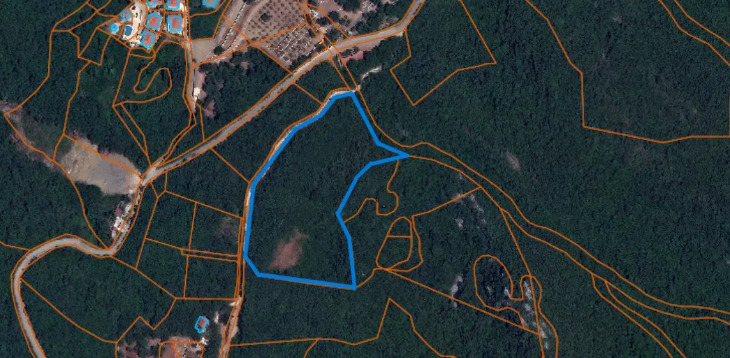 Satelitski snimak sa ucrtanim granicama katastarske parcele.