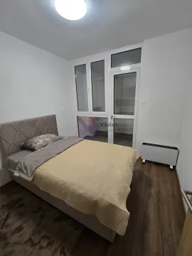 Namještena spavaća soba sa bračnim krevetom i izlazom na terasu. - image 13