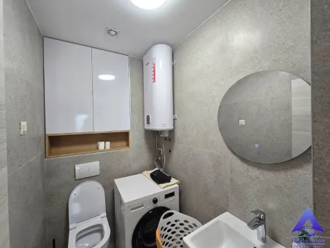Moderne kupatilo sa veš mašinom, bojlerom i ogledalom. - image 5