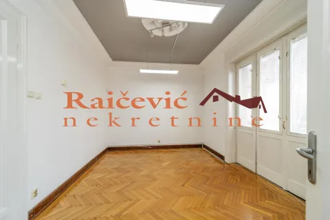Prazna prostorija sa parketom i dvokrilnim vratima. - image 7
