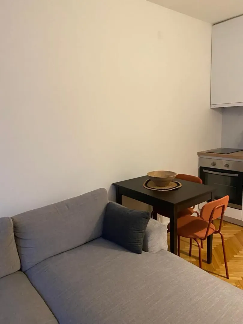 Izdavanje, trosoban stan, 44m², Novi Beograd Blok 1 Fontana, Novi Beograd Sve Podlokacije