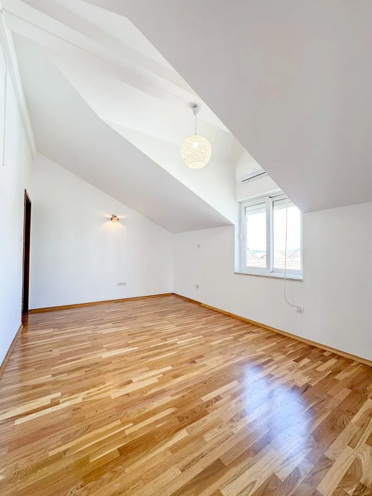 Izdavanje, trosoban stan, 137m², Stari Aerodrom, Podgorica