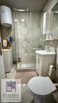 Kupatilo opremljeno tuš kabinom, umivaonikom i wc šoljom. - image 8