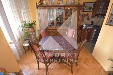 Trpezarija sa drvenim stolom, stolicama i velikom vitrinom. - image 4