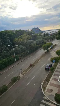 Pogled sa terase na ulicu i zelenilo. - image 9