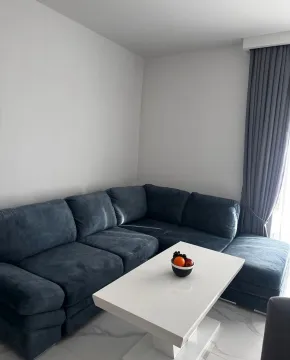 Dnevna soba sa ugaonom garniturom i bijelim stočićem. - image 4