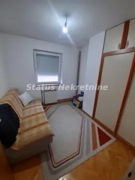 Manja spavaća soba sa kaučem, tepihom i ugradnim plakarom. - image 13
