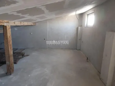 Neuređena potkrovna prostorija u sirovom stanju sa kosim plafonom i malim prozorom. - image 4