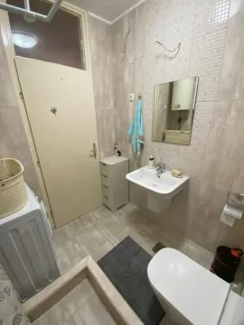 Kupatilo opremljeno sanitarijama, umivaonikom, ogledalom i veš mašinom. - image 5