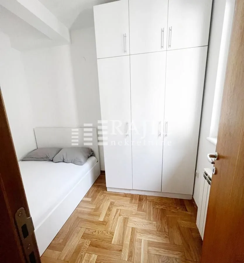 Smaller bedroom with a bed and a built-in wardrobe.