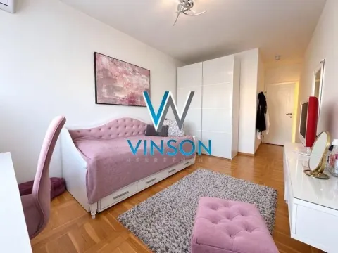 Nameštena spavaća soba sa krevetom, garderoberom i radnim stolom. - image 4