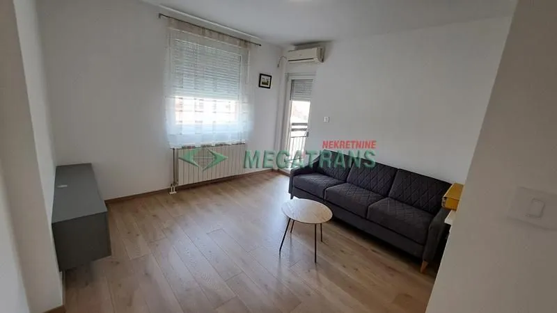 Izdavanje, dvosoban stan, 42m², Centar, Novi Sad