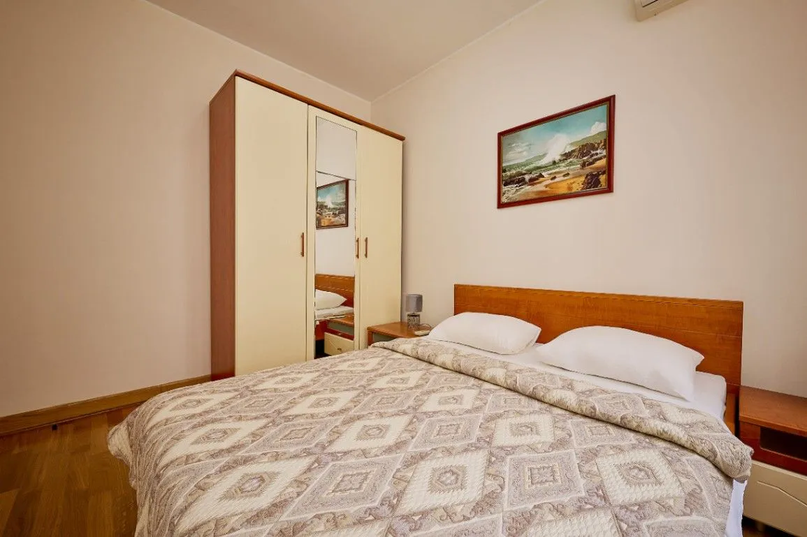 Sale, four bedroom apartment, 95m², Sveti Stefan, Budva
