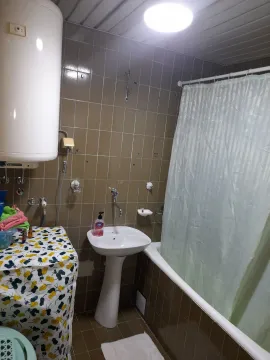 Jednostavno kupatilo sa kadom, umivaonikom i bojlerom. - image 12