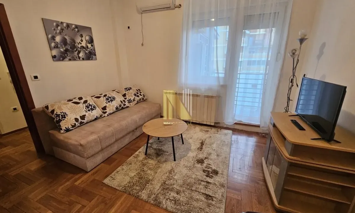 Izdavanje, garsonjera, 26m², Bulevar Oslobodjenja, Novi Sad Sve Podlokacije