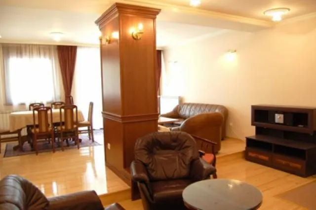 Izdavanje, četvorosoban stan, 200m², Savski Venac, Beograd