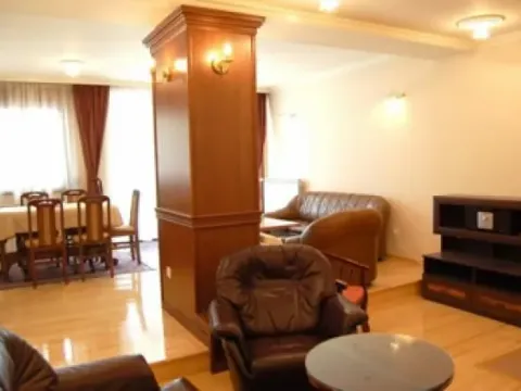 Izdavanje, četvorosoban stan, 200m², Savski Venac, Beograd