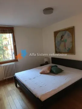 Nameštena spavaća soba sa bračnim krevetom, prozorom i slikom na zidu. - image 13