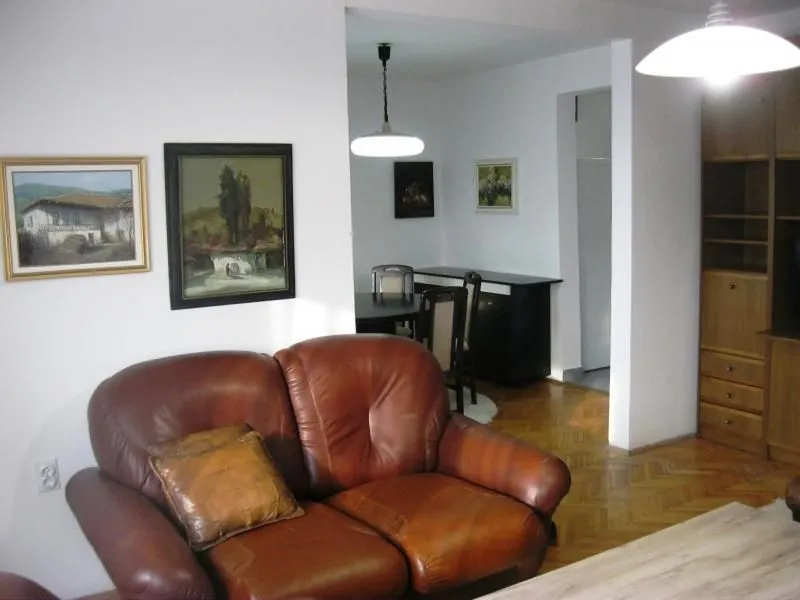 Izdavanje, četvorosoban stan, 96m², Centar, Niš