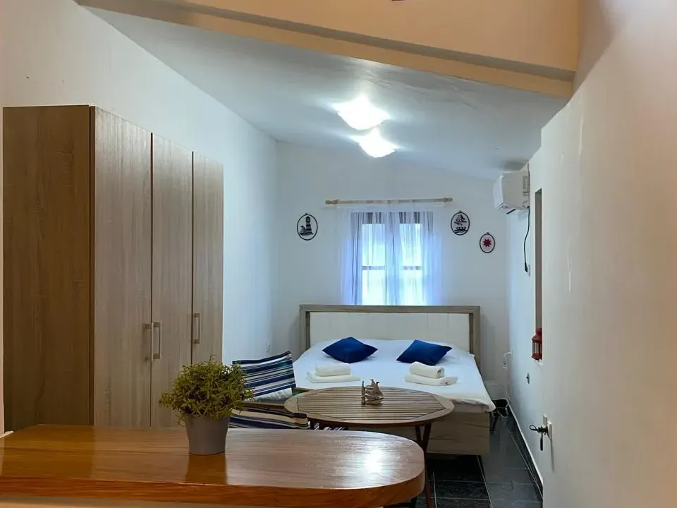 Rent, studio apartment, 24m², Prčanj, Kotor