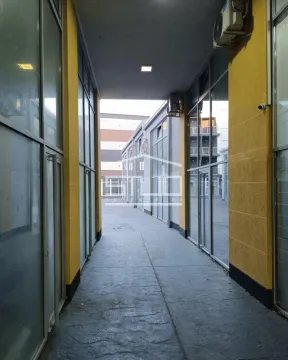 Natkriveni prolaz između poslovnih prostora sa staklenim izlozima. - image 8