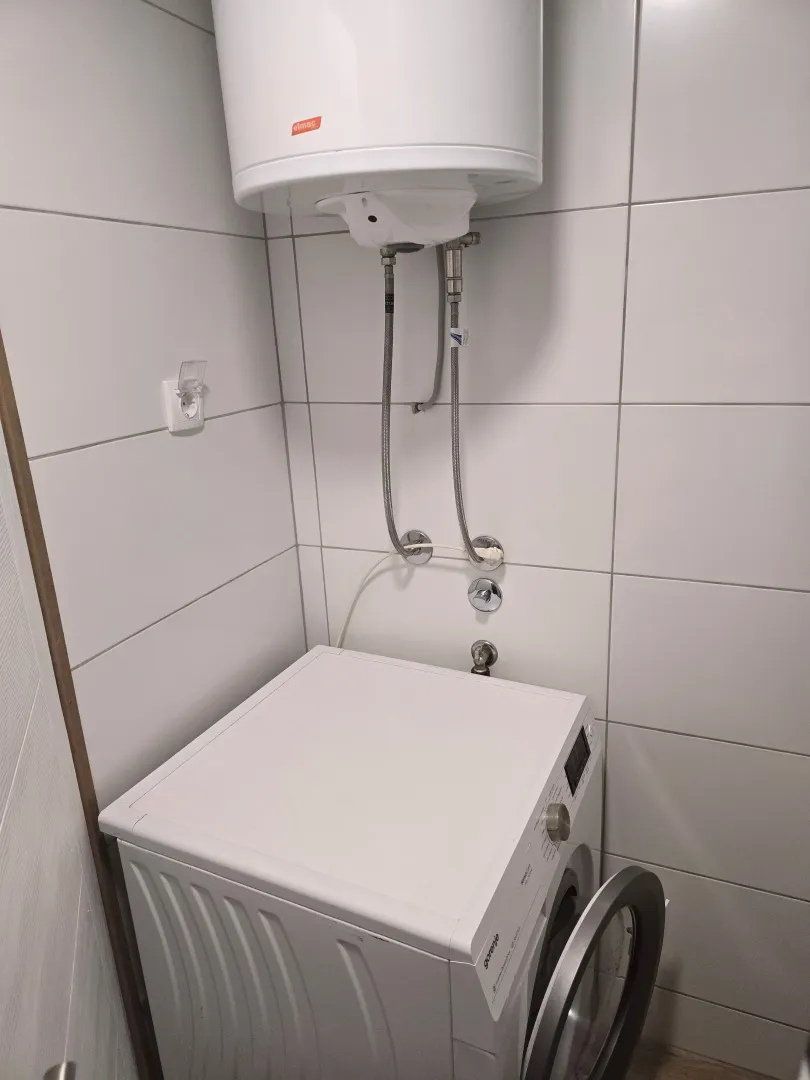 Kupatilo sa bojlerom i veš mašinom.