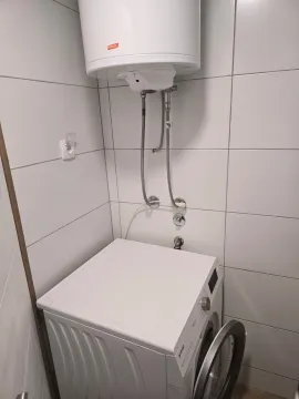 Kupatilo sa bojlerom i veš mašinom. - image 8