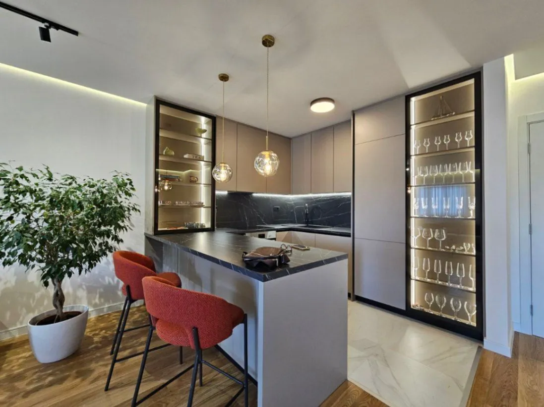 Izdavanje, dvosoban stan, 110m², Central Point, Podgorica