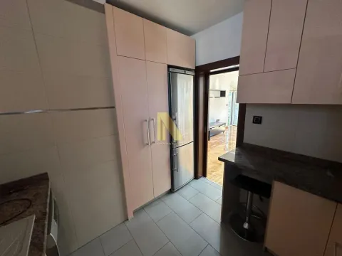 Kuhinja sa ugradnim elementima i frižiderom. - image 11