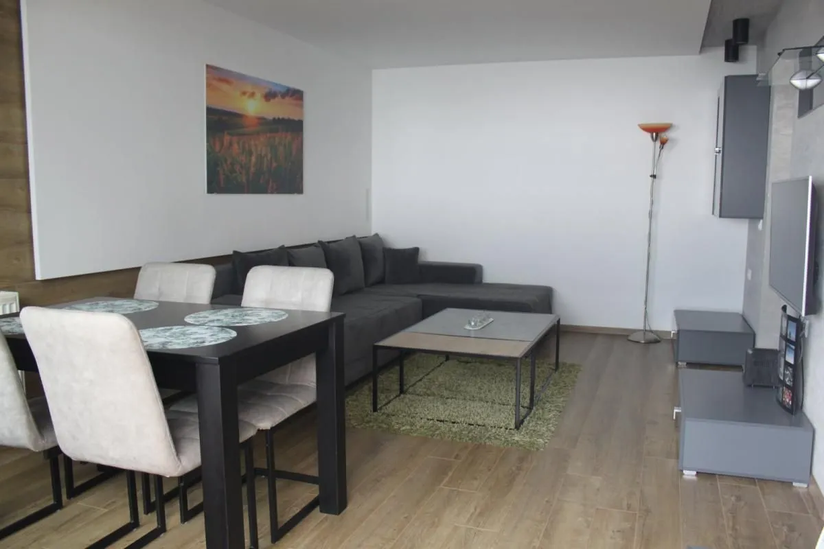 Izdavanje, trosoban stan, 61m², Centar, Niš