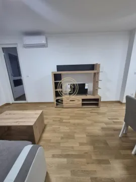 Dnevna soba sa drvenom TV komodom i parketom na podu. - image 3