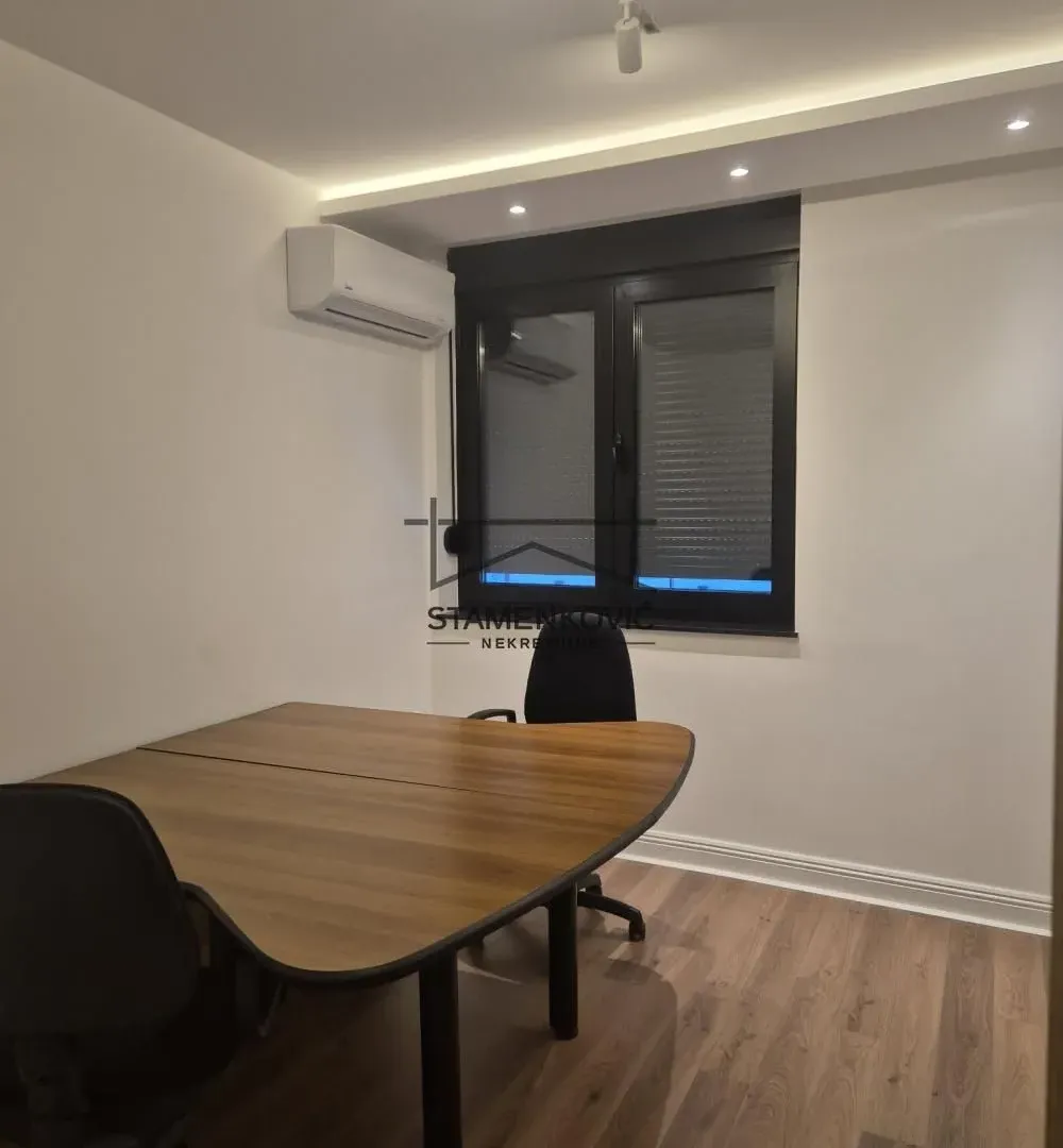Izdavanje, četvorosoban stan, 95m², Adamovićevo Naselje, Novi Sad Sve Podlokacije