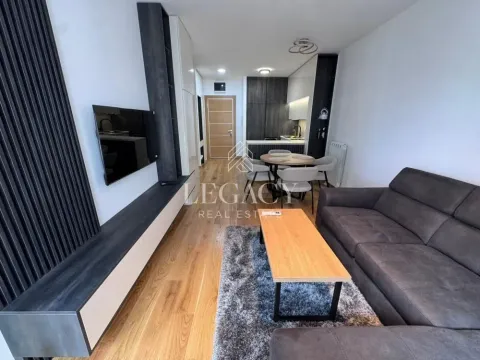 Moderan dnevni boravak sa garniturom i trpezarijom u pozadini. - image 3