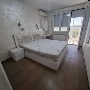 Svjetla spavaća soba sa bračnim krevetom i izlazom na terasu. - image 7