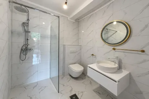 Moderno opremljeno kupatilo sa tuš kabinom, umivaonikom i toaletom. - image 5