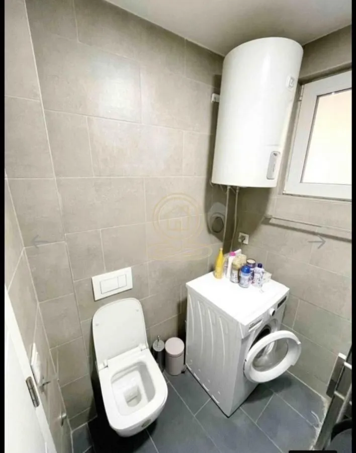 Kupatilo opremljeno wc šoljom, veš mašinom i bojlerom.