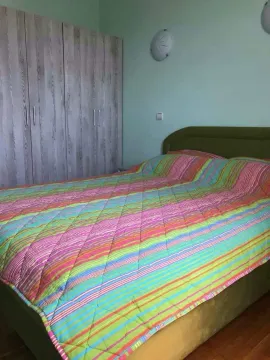 Spavaća soba sa bračnim krevetom i garderoberom. - image 8