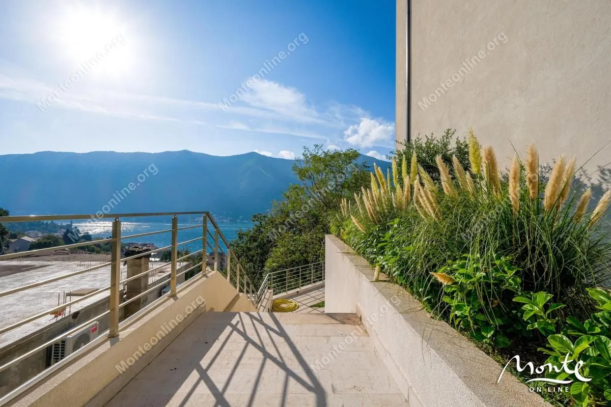 Prodaja, trosoban stan, 103m², Dobrota, Kotor