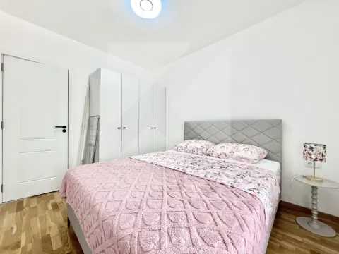 Spavaća soba sa bračnim krevetom, bijelim garderoberom i noćnim stočićem. - image 6
