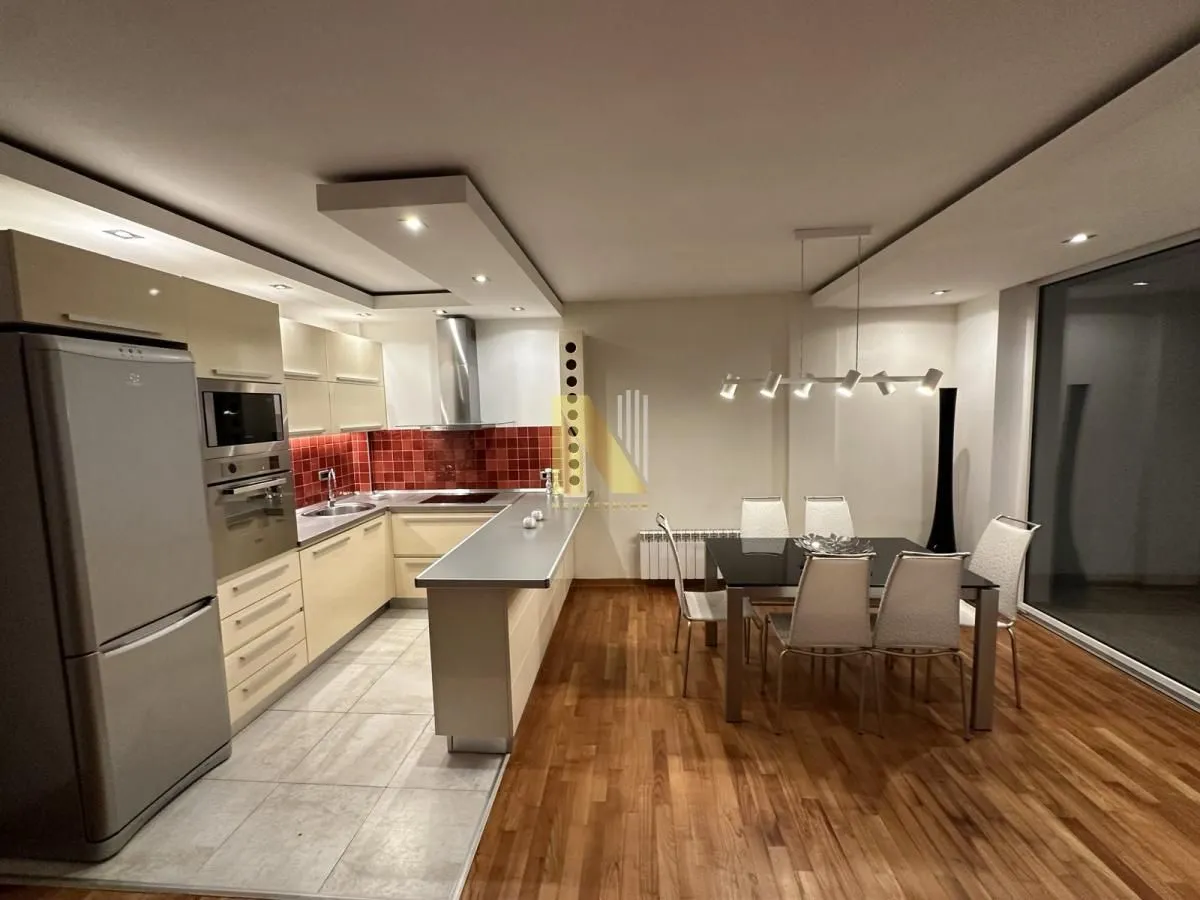 Izdavanje, kuća, 250m², Lipov gaj, Novi Sad Sve Podlokacije