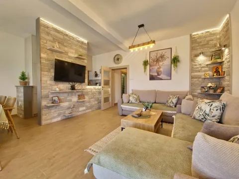 Izdavanje, kuća, 110m², Krimovica, Kotor - image 3