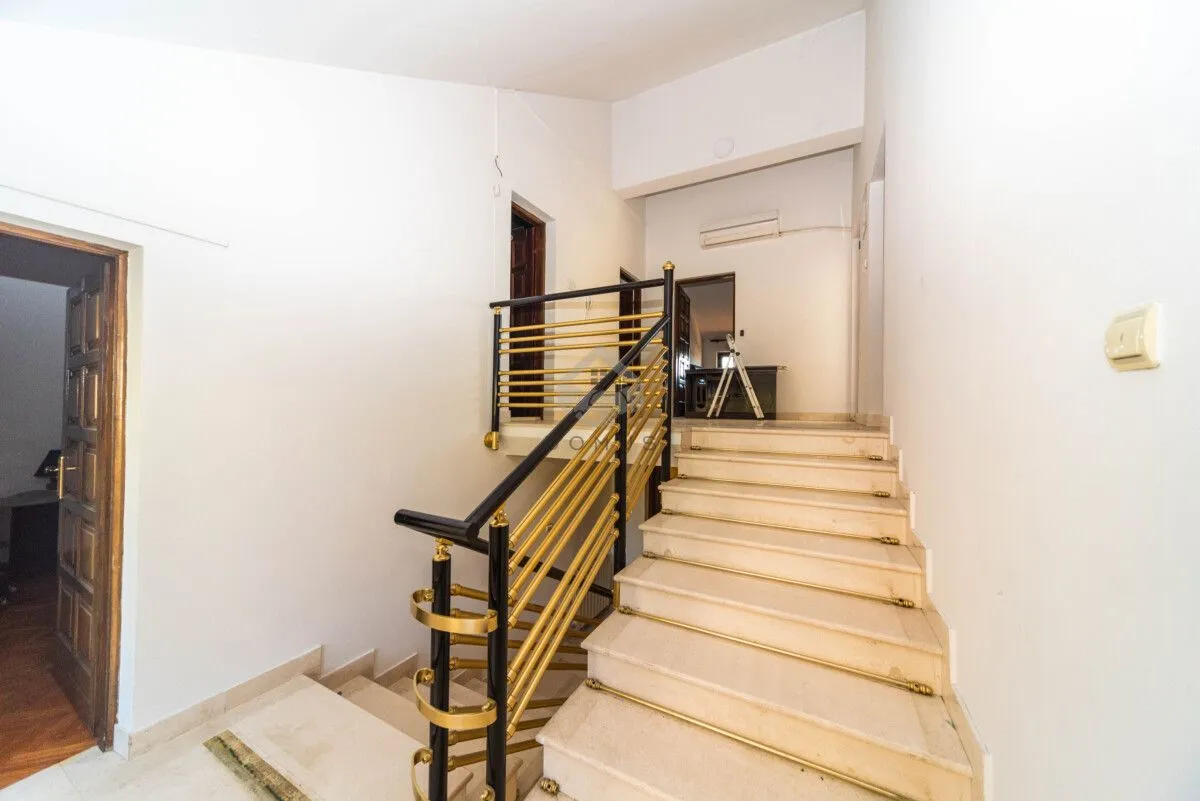 Izdavanje, kuća, 380m², Gorica C, Podgorica